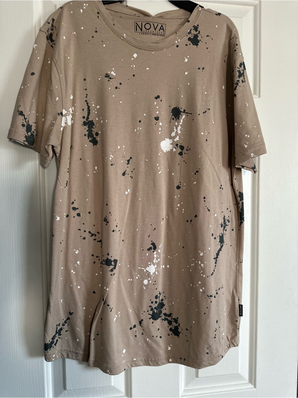 Buckle Nova Men’s Taupe Short Sleeve Tee with Black & White Paint-Splatter